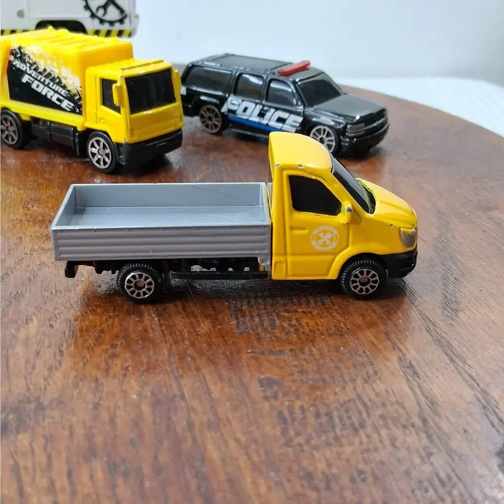 Maisto Diecast 8 Piece Car & Truck‎ Lot Garbage Pickup Trucks